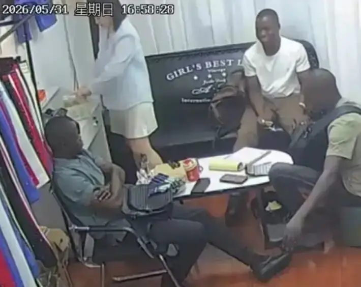 《三个黑人买衣服老板娘8分钟原视频合集》
