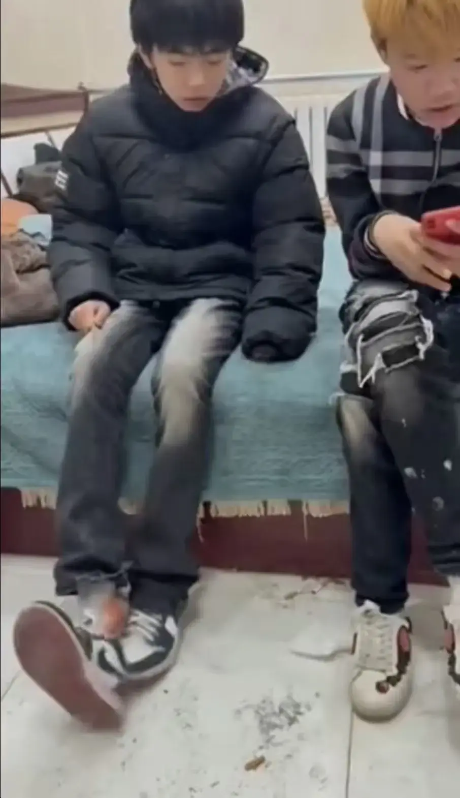 想看《轻奢小哥事件》无删减原视频？轻奢网视频站流出的轻奢小子事件全曝光，HD高清播放，持续有效！
