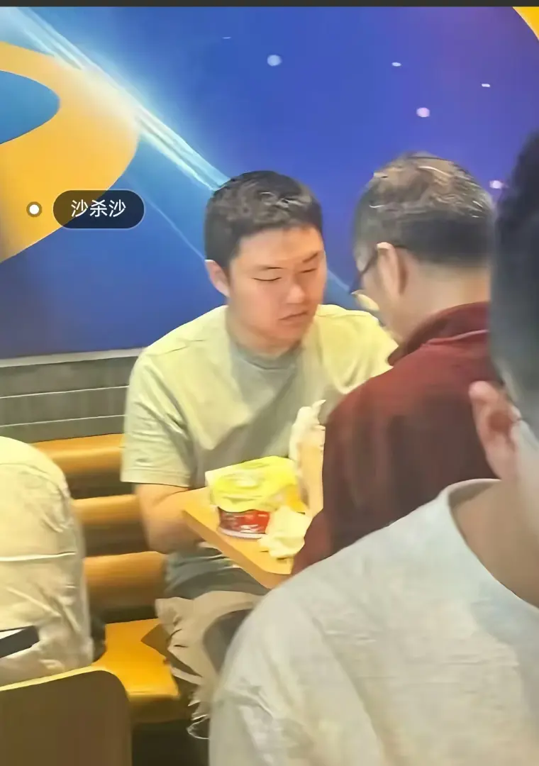 《上海第二工业大学沙哥》热度来袭，沙哥回应进展全知晓，砸门视频高清呈现，还有老师请沙哥吃汉堡哥视频等你看！