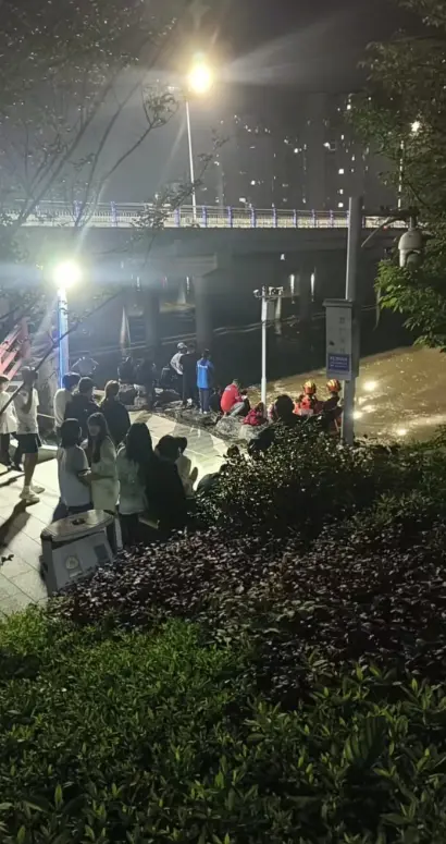《湖南宁乡任福路小伙百人战》视频HD高清画质播放，湖南宁乡任福路小伙百人战视频纯净极速在线观看完整版-百度云/夸克网盘获取