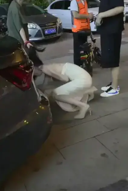 太可怕了！《白衣女子被抓头发跳河》事件，小三被推入深河瞬间尖叫，现场目击者道出真相，完整视频免费看！