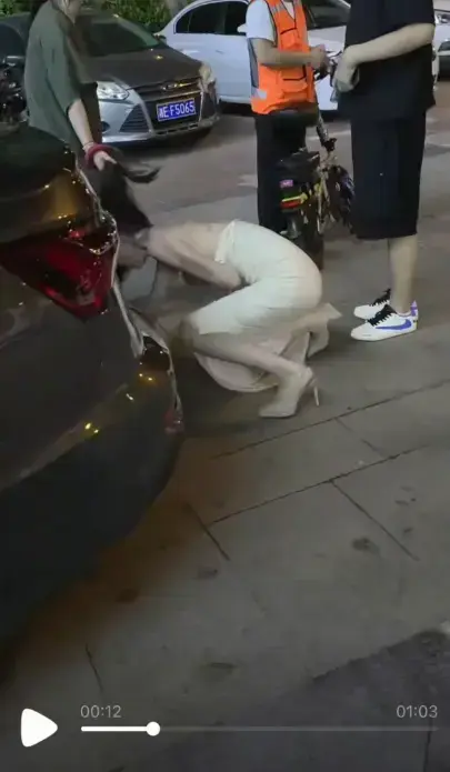 震惊！《白衣女子被抓头发跳河》事件曝光，小三街头冲突致坠河，1080P高清画质流畅播放，速来围观！