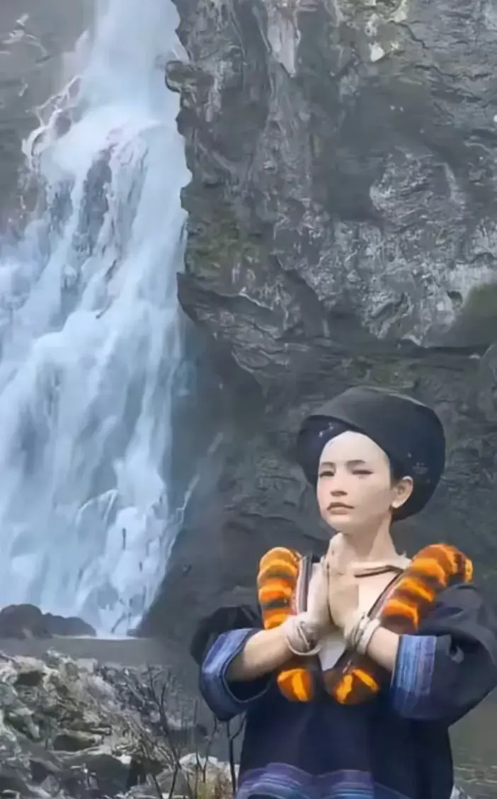 《苗族不为人知的秘密》揭秘！苗族少女在瀑布前静气，彝族姑娘山泉下行礼，感受山间意境，免费在线看高清全集！