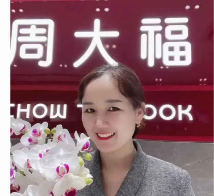 直击《周大福一拖三事件》射阳门店现场，周大福一拖三事件全记录，HD高清画质免费畅享！
