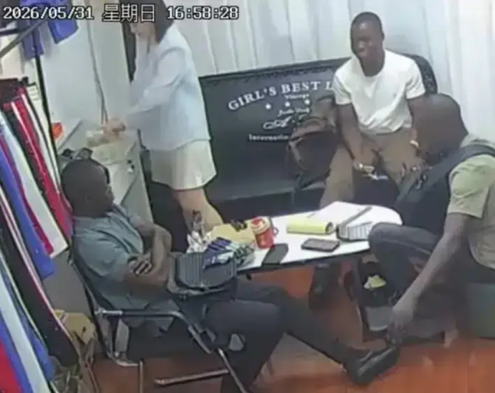 快看！《三个黑人买衣服》监控视频公开，美女老板娘发声，全网热追无删减《三个黑人买衣服》1080P高清播放！