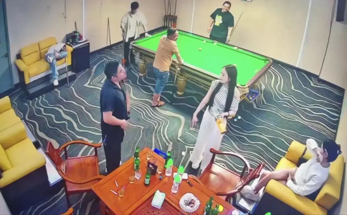 免费观看《台球厅助教2V5》男女对战视频，1080P高清无删减，台球厅助教2V5精彩内容不容错过！