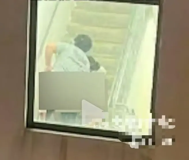 《香港情侣事件》全记录免费在线观看 - 香港情侣楼梯间完整视频无删减 - 元朗情侣瞬间全网热议 - 蓝光画质流畅不卡顿