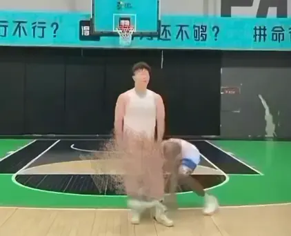 《牛教练的裤子》黑哥大胆偷袭牛教练，扯下裤子甩两圈后被追着满球场跑-《牛教练的裤子》热门网盘资源下载-1080P超清播放